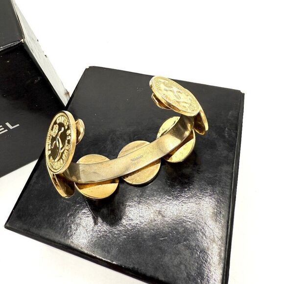 Chanel 7 Coin CC Gold Bangle - Picture 4 of 4